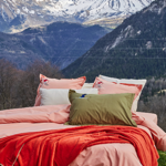 Taie d'oreiller brodée 65x65 - Après-ski rose pêche - Sylvie Thiriez