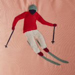 Taie d'oreiller brodée 65x65 - Après-ski rose pêche - Sylvie Thiriez