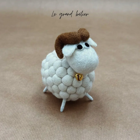 Grand bélier boule blanc 12 cm en feutrine